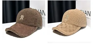 Dettagli dei berretti in lana di agnello marrone e beige con logo R e visiere stampate