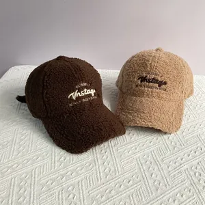 Casquettes de baseball en laine d'agneau d'hiver avec lettres brodées en marron et kaki