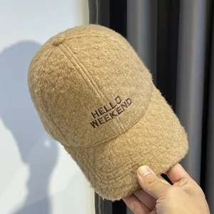 Detail van HELLO WEEKEND borduursel op de kaki pluche fleece honkbalpet voor dames