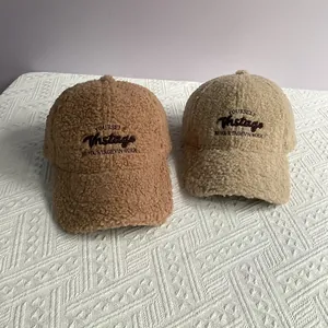Détails des casquettes de baseball en polaire sherpa marron et beige avec broderie