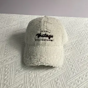 Gros plan sur la casquette de baseball en polaire blanc cassé avec broderie vintage