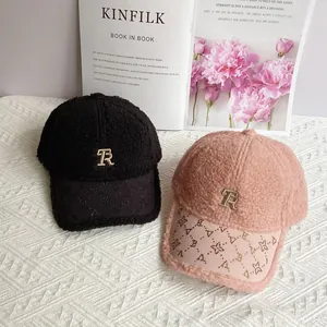 Berretto da baseball in pile alla moda con ricamo TR e motivo a quadrifoglio in strass