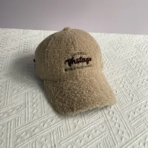 Gros plan sur la casquette en laine d'agneau kaki avec broderie de lettres vintage