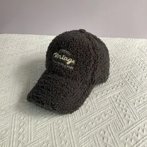 Détail de la casquette de baseball en laine sherpa grise avec broderie vintage