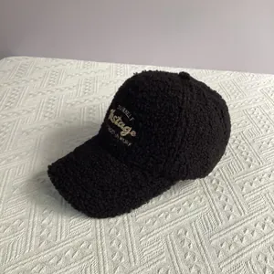 Gros plan d'une casquette de baseball noire en polaire avec broderie vintage et texture douce