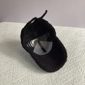 Vue détaillée de la casquette de baseball en polaire noire avec support interne rigide