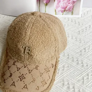 Dettaglio del cappellino kaki in lana di agnello con stelle di strass e logo TR
