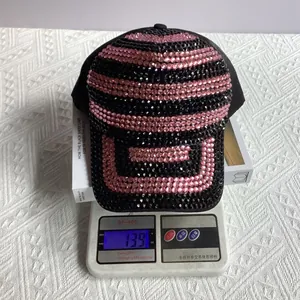 Détail montrant une casquette en strass pesant 139g sur une balance électronique