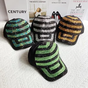 Vue détaillée de quatre casquettes de baseball en strass avec motifs géométriques
