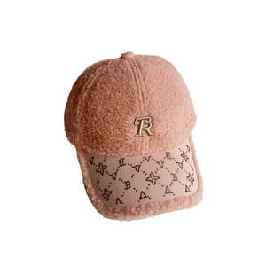 Cappellino rosa in pile di agnello con ricamo R dorato e dettagli a stella in strass