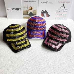 Trois casquettes de baseball glamour avec motifs géométriques à rayures en cristaux