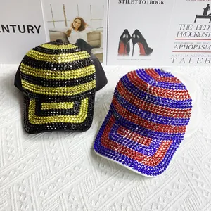 Détails macro des casquettes de baseball de luxe avec strass brillants et motifs de cristaux