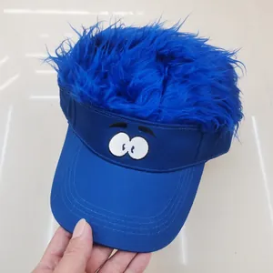 Détail des yeux de dessin animé brodés et de la perruque bleue sur la casquette de baseball