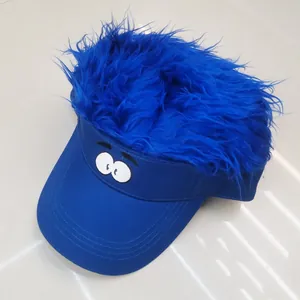 Visière bleue avec broderie yeux de dessin animé et détails de perruque en fausse fourrure