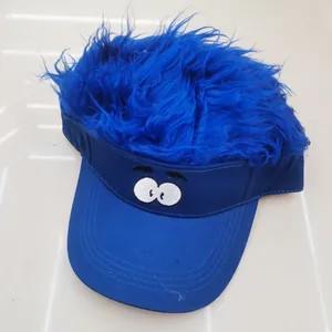 Détail d'une visière bleue avec de longs poils en fausse fourrure et yeux brodés