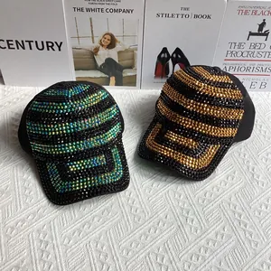 Détail de casquettes de baseball de luxe avec strass en noir doré et cristaux bleus