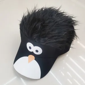 Détail de la broderie yeux de dessin animé et faux cheveux sur la visière noire