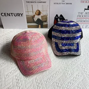 Détail de casquettes de baseball en strass de luxe avec dégradés colorés et motifs rayés