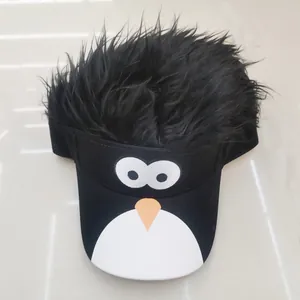 Vue détaillée de la broderie de pingouin et de la perruque noire sur la visière de rue