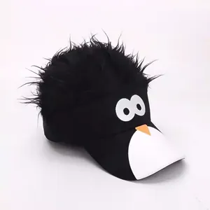 Détail d'une casquette pingouin avec broderie des yeux et perruque de cheveux synthétiques