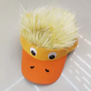 Détail de la casquette cartoon avec faux cheveux jaunes et broderie d'yeux amusante