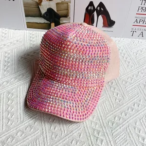 Gros plan des strass colorés étincelants et du filet rose sur une casquette de baseball