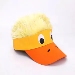 Détail des yeux de dessin animé brodés et peluche jaune sur casquette de canard rigolote