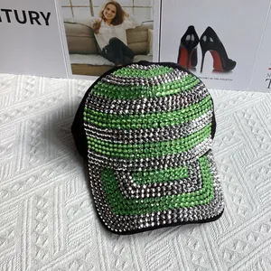 Gros plan détaillé des strass verts et argentés sur une casquette de luxe noire