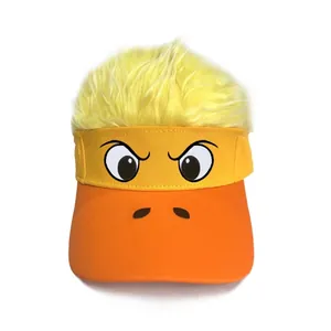 Détail des yeux de dessin animé brodés et de la perruque jaune sur la casquette orange