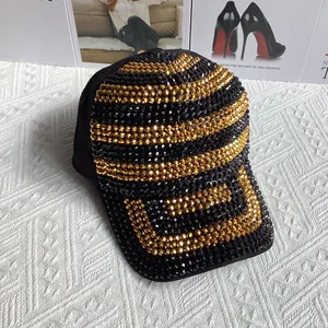 Détail d'une casquette de luxe ornée de strass noirs et dorés disposés en rayures