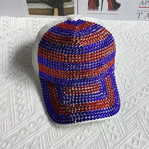 Gros plan d'une casquette blanche avec des strass rouges et bleus en motif rayé