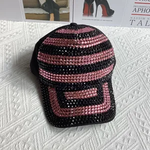 Détail de strass roses et noirs formant des rayures sur une casquette de luxe
