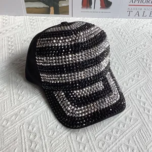 Détails des strass noirs et argentés sur une casquette de baseball de luxe tendance