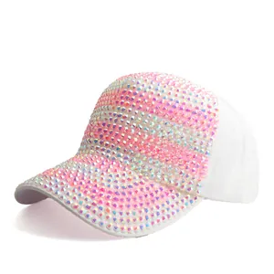 Détail de strass colorés étincelants sur une casquette de baseball blanche pour femme
