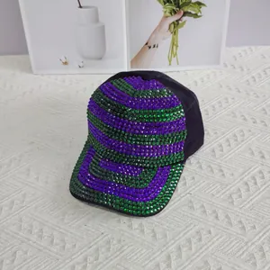 Détails de strass verts et violets sur une casquette de baseball noire à rayures