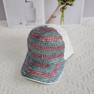 Détail de la casquette avec strass roses et turquoise scintillants en motif à rayures