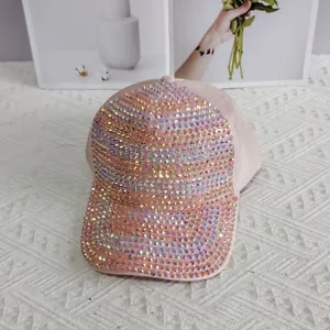 Détail des strass colorés étincelants sur le tissu d'une casquette de baseball rose