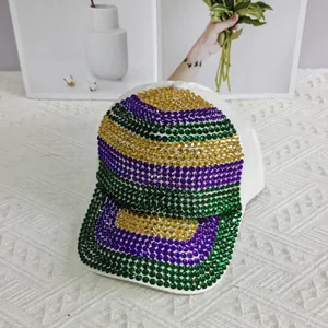 Vue détaillée des strass rayés multicolores sur la surface d'une casquette blanche de luxe