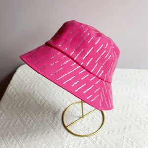 Detailopname van de roze vissershoed met fonkelende zilveren lovertjes en strass steentjes