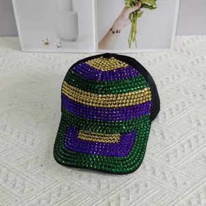 Détail de strass verts violets et dorés sur une casquette de baseball de luxe