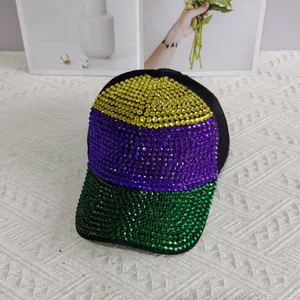 Détail de strass colorés jaunes, violets et verts sur une casquette de baseball noire