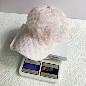 Berretto in rete rosa da 72g con ricami floreali e toppa a farfalla 3D decorata con perle