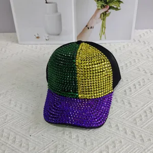 Détail de strass colorés sur une casquette de baseball noire avec effet scintillant