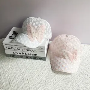 Cappellino da baseball in pizzo da donna con farfalla 3D, perle e ricami a margherita