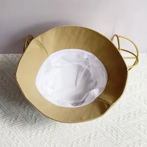 Detailweergave van de beige vissershoed binnenkant met voering en verstelbaar koord
