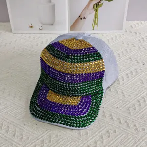 Détail macro des strass multicolores sur la surface satinée de la casquette de luxe