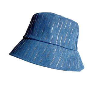 Blauwe gewassen denim vissershoed met verticale glinsterende zilveren strass-steentjes