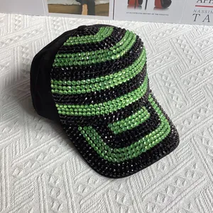 Détail de la casquette de baseball de luxe avec strass verts et noirs en rayures