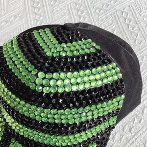 Gros plan détaillé des strass brillants verts et noirs sur une casquette de luxe