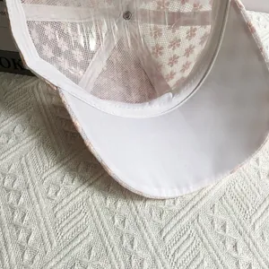 Vista dettagliata dell'interno del cappellino da baseball in rete rosa con pizzo